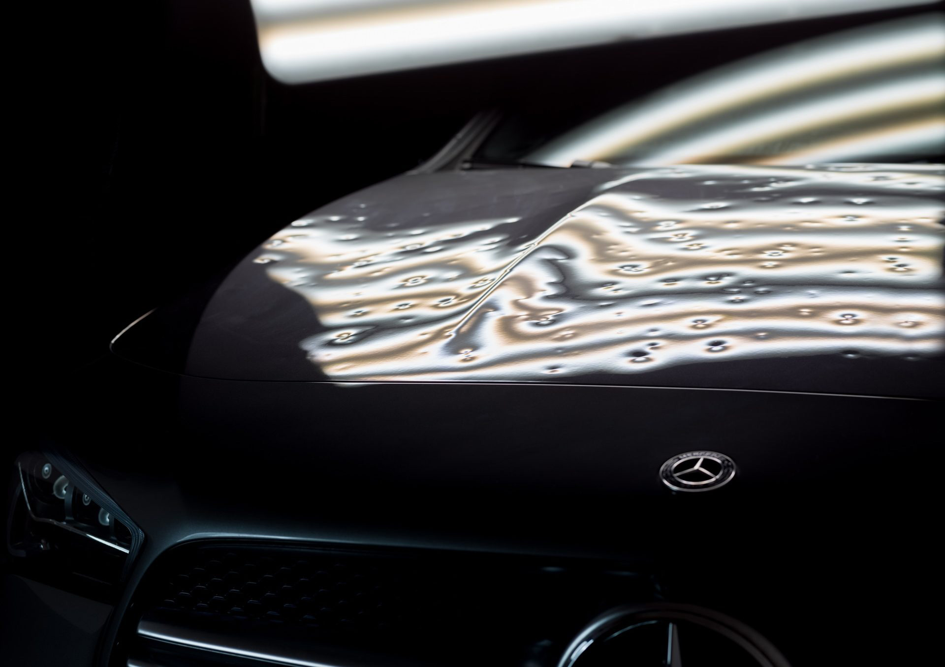 Hagel oder Kastanien Schaden beschaedigtes Fahrzeug mit Dellen