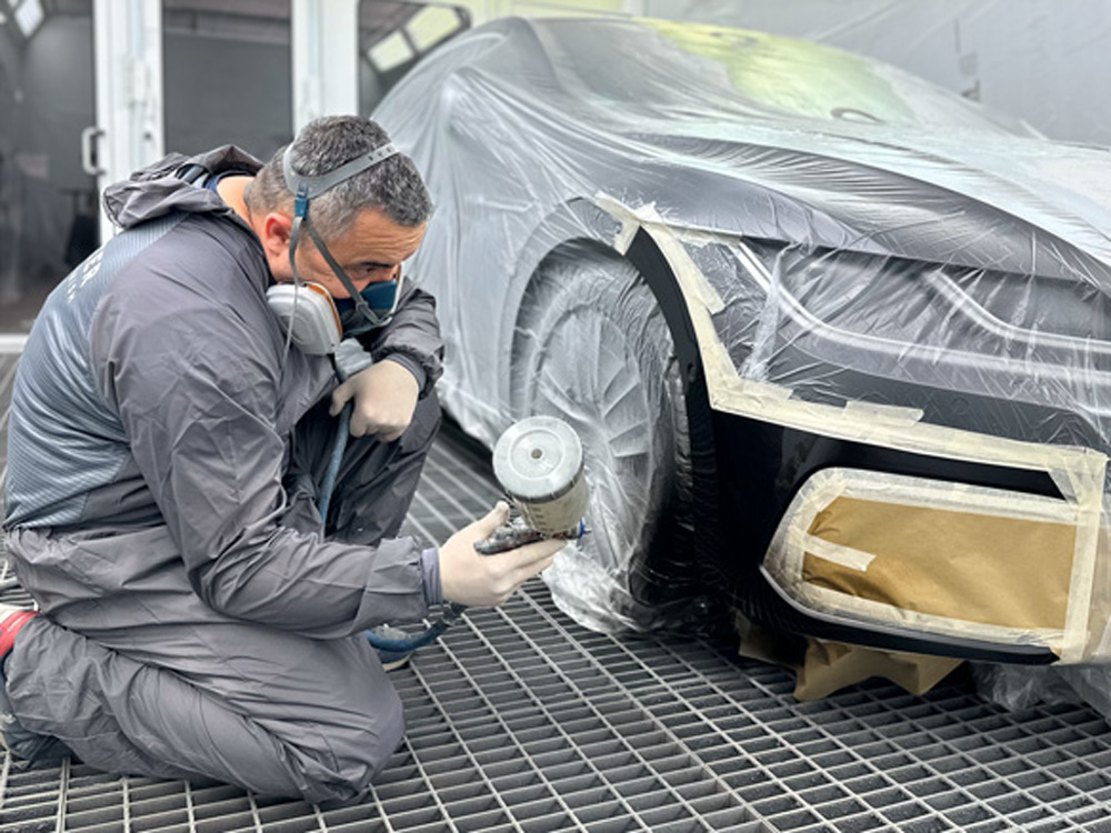 Lackierer bei der Arbeit Lackierer bei der Arbeit