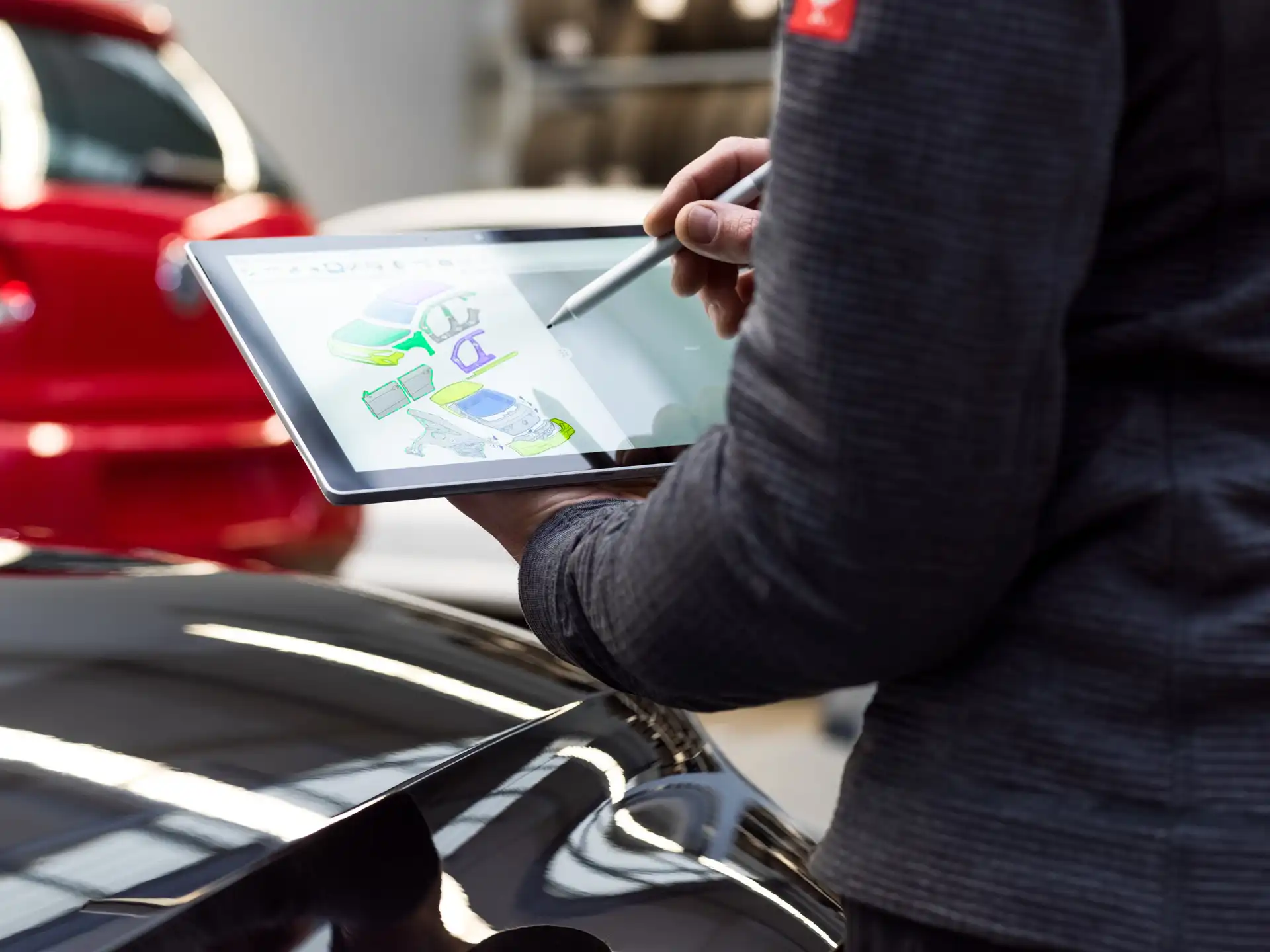 Digitale Schadenaufnahme eines Fahrzeugs mit Tablet zur Vorbereitung der lackschadenfreien Dellenentfernung in Hannover