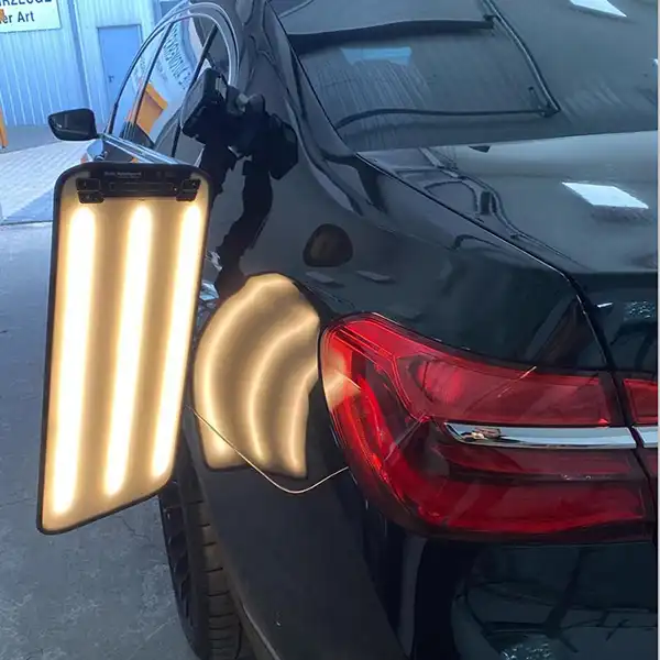 Hintere Seitenwand nach der lackschadenfreien Dellenreparatur.